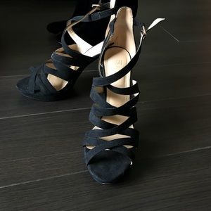 Black strappy heels 👠